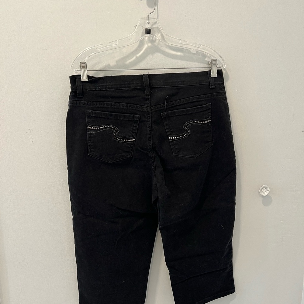 Gloria Vanderbilt Black Capri Jeans w/Embellished Back Pockets
